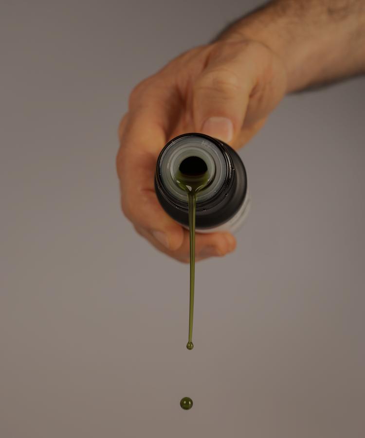 Kraidlzeig Kräuteröl wird aus einer Flasche gegossen