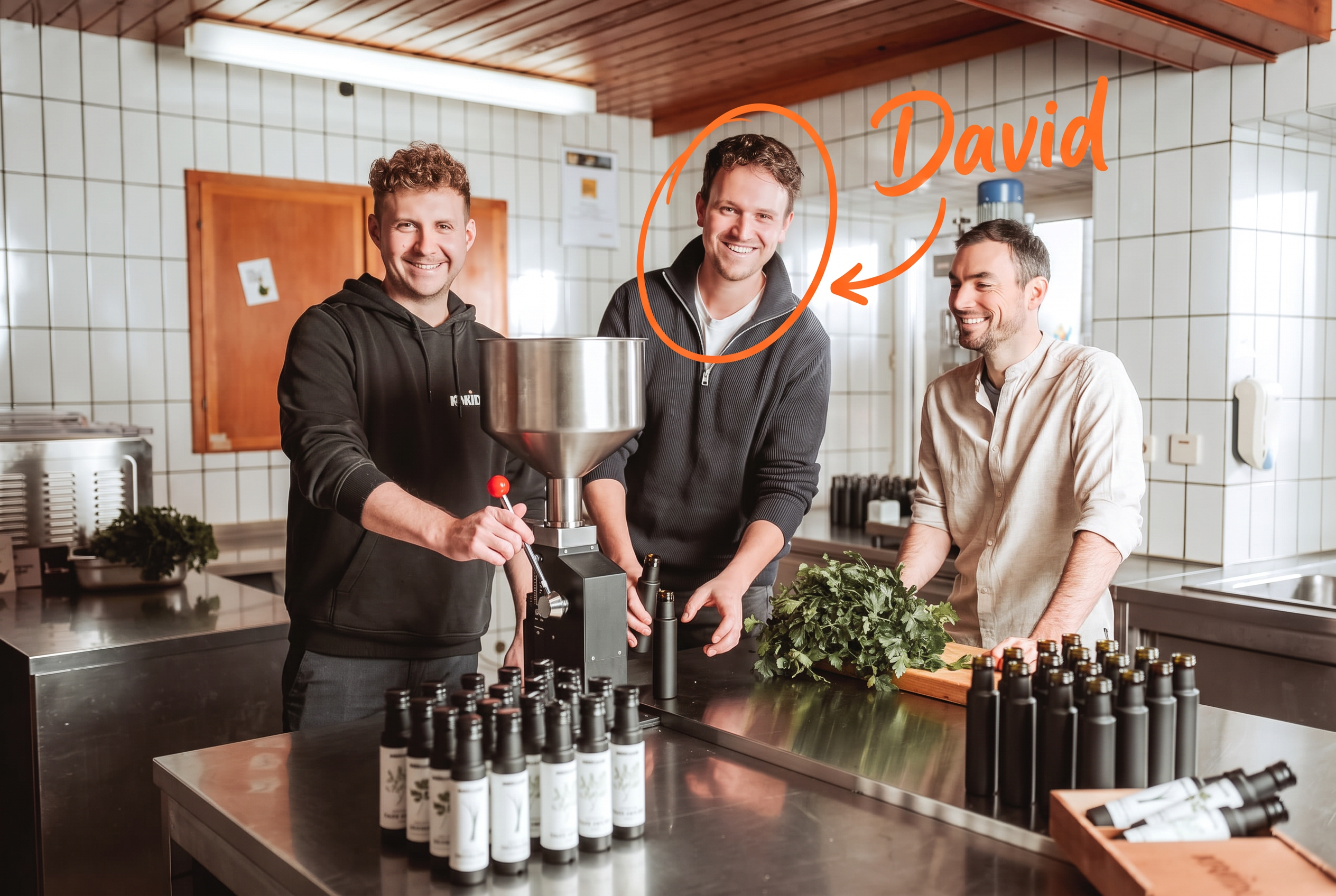 David Krusche in der Mitte mit Damon und Patrick bei Kraidlzeig, orange eingekreist und mit David-Pfeil markiert